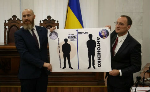 Защита в суде 10 января демонстрирует разницу в росте, которая, по их словам, есть между убийцей и Антоненко