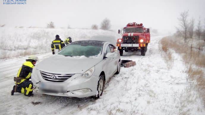 Снегопады в Украине: в 10 областях обесточивание, ГСЧС освобождает авто с занесенных дорог
