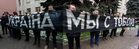 Акция Украина, мы с тобой в посольства Украины в Москве. Фото GraniTweet