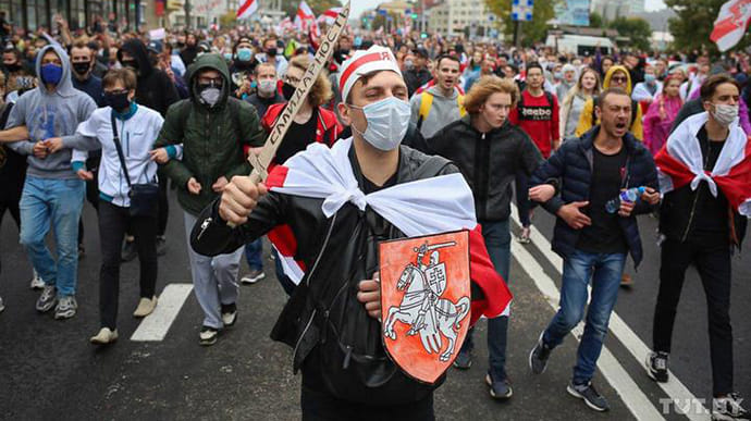 У Мінську мітингують 100 тисяч людей, в Білорусі 200 затриманих