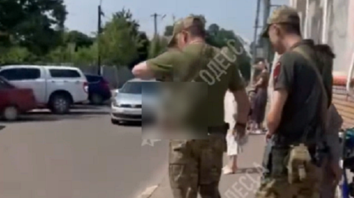 Стрелял, когда вручал повестку: в Одесской области работнику военкомата грозит до 7 лет