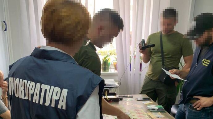 У Львівській міськраді викрили чиновницю, яка переправляла ухилянтів за кордон