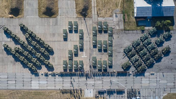 Зеленский передал ВСУ 132 образца вооружения и техники