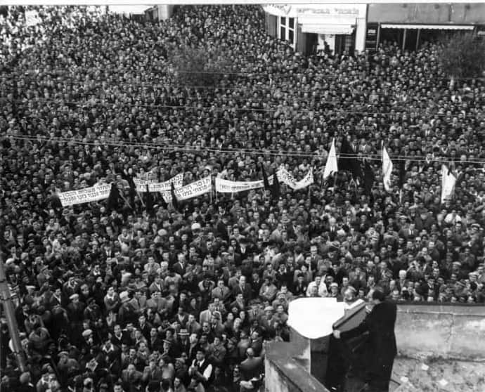 Менахем Бегін виступає перед натовпом ізраїльтян, які протестують проти того, щоб приймати репарації від Німеччини