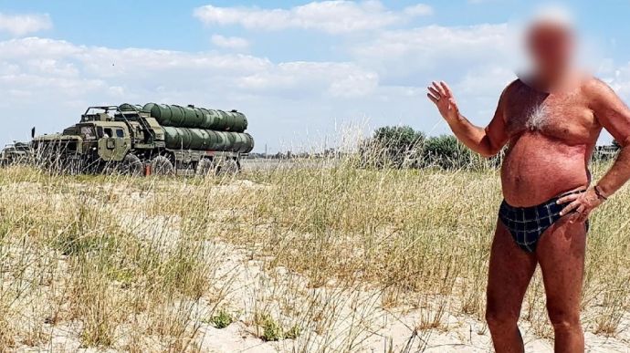 Occupiers' air defence systems near Yevpatoria were photographed by beachgoers