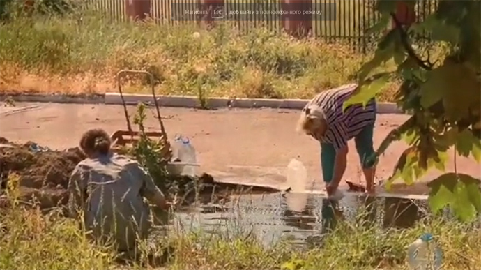 В Мариуполе острая проблема с водой: люди набирают из луж – советник мэра
