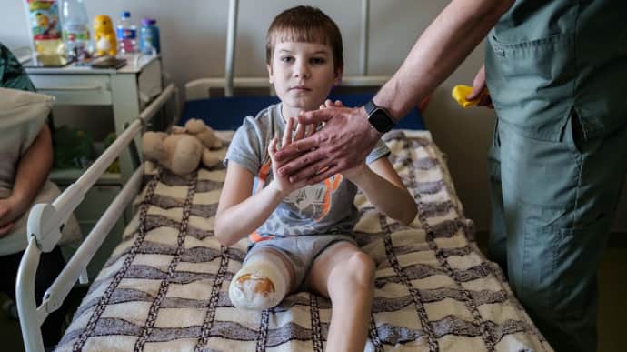 He held his severed leg pressed to his body to stop the bleeding: the story of an 11-year-old boy from Kharkiv Oblast – photos