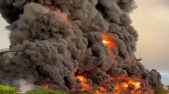 У Севастополі загасили пожежу на нафтобазі, окупанти кажуть про два безпілотники