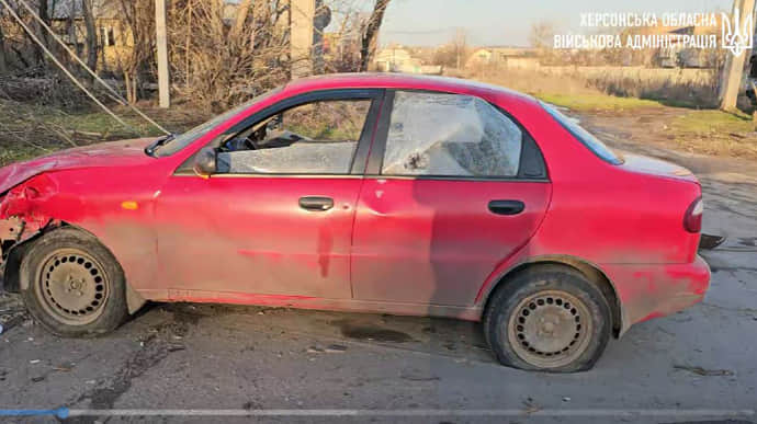 Russians strike Kherson again, killing man in his car and injuring woman – video