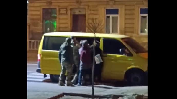 Військкомат запакував чоловіка і розштовхав цивільних: у мережі з’явилося відео мобілізації у Львові