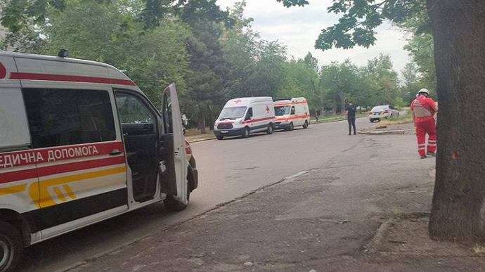 Российский снаряд прилетел рядом с остановкой в Николаеве: 5 погибших