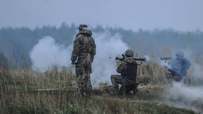 Сутки на Донбассе: 13 обстрелов, один раненный боец ВСУ