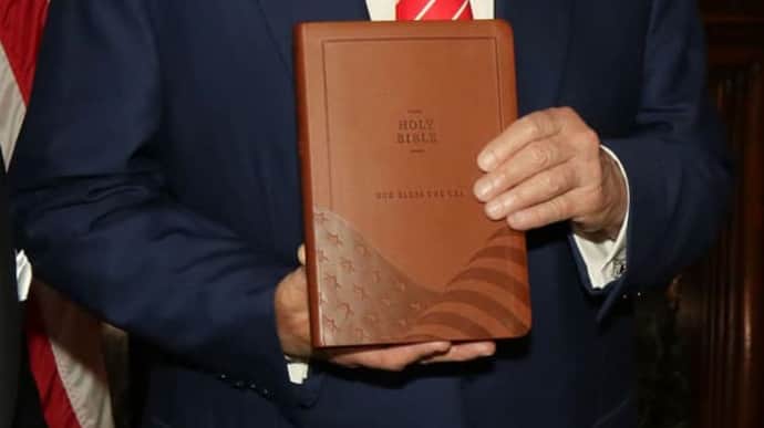 На тлі значних витрат у судах Трамп почав продавати Біблії