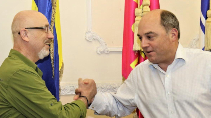 From Ukraine with NLAW: министру обороны Британии подарили спецфутболку