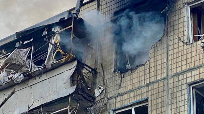 Росіяни вдарили по Нікополю: пошкоджені багатоповерхівки, є поранений