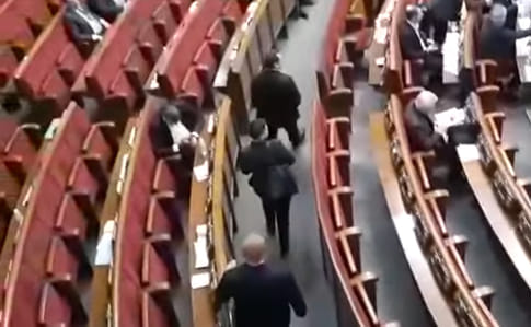 Савченко вывели из сессионного зала, источники говорят: из-за гранат в сумке