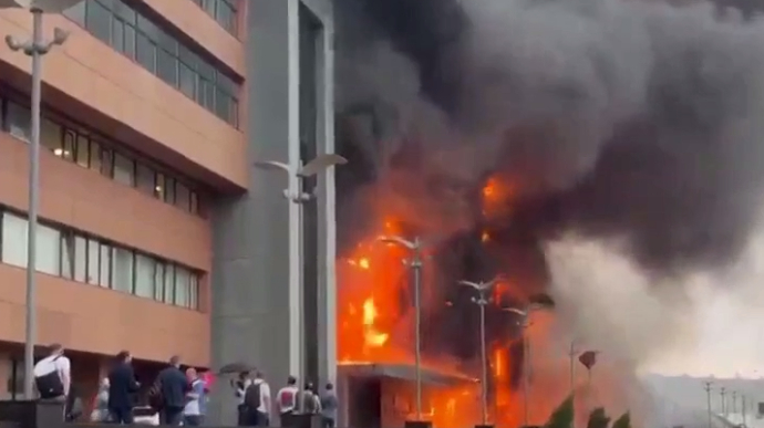 В Москве горит бизнес-центр с людьми внутри