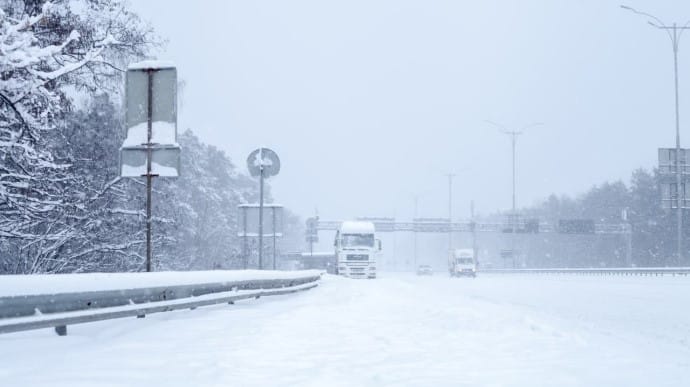 Из-за снегопадов в Киев утром и вечером не будут пускать грузовики