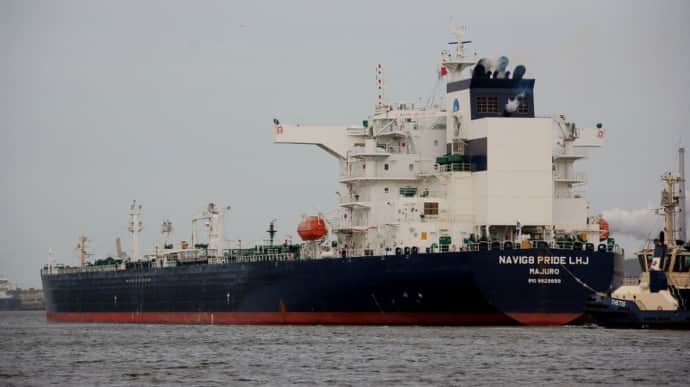 Нафтовий танкер у Червоному морі загорівся після атаки хуситів