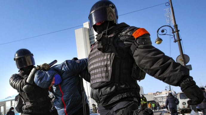 Протесты в РФ: более 4 тысяч задержанных, ОМОН избивает людей