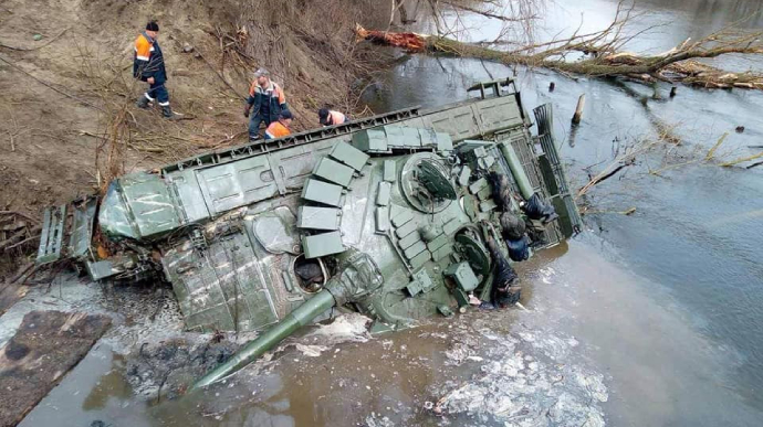 Сумская область: спасатели с теробороной вытащили затонувший российский танк