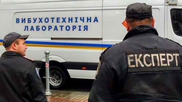 У Києві міст Патона перекрито, спеціалісти шукають вибухівку