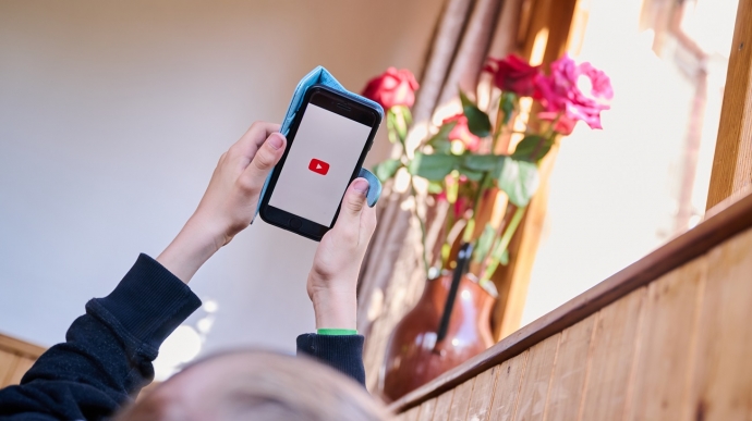 YouTube blocks accounts of Russian singers who support war in Ukraine