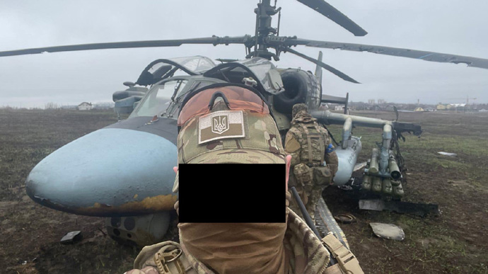 Спецназовцы показали подбитый вертолет россиян: будет работать на Украину