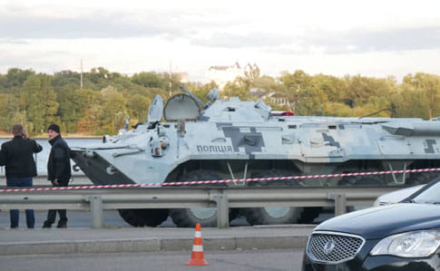 На киевском мосту угроза теракта, подъехали бронемашины – полиция