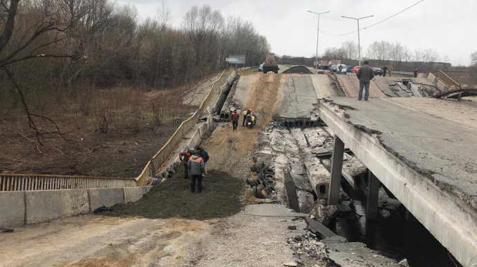 Из Чернигова расчищают дорогу в столицу, строят проезды у разрушенных мостов