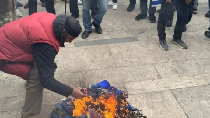 У Грузії оштрафували ультраправих, які зірвали й спалили прапор ЄС