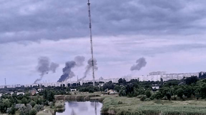 Россияне ударили 6 ракетами по Кременчугскому НПЗ, еще двумя по ТЭЦ
