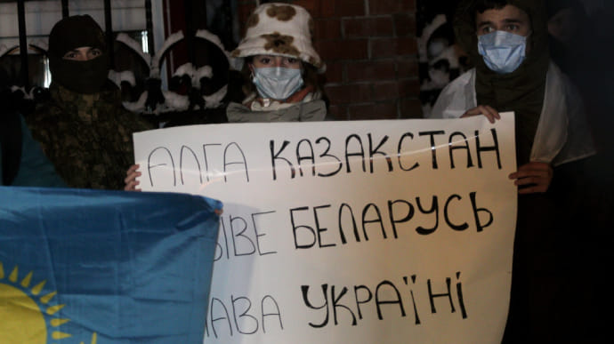 Біля посольства Казахстану в Києві провели акцію