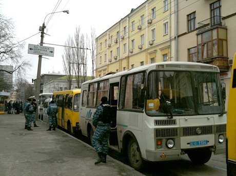 Автобуси з Беркутом біля парку Шевченка. Фото Оксани Коваленко, УП