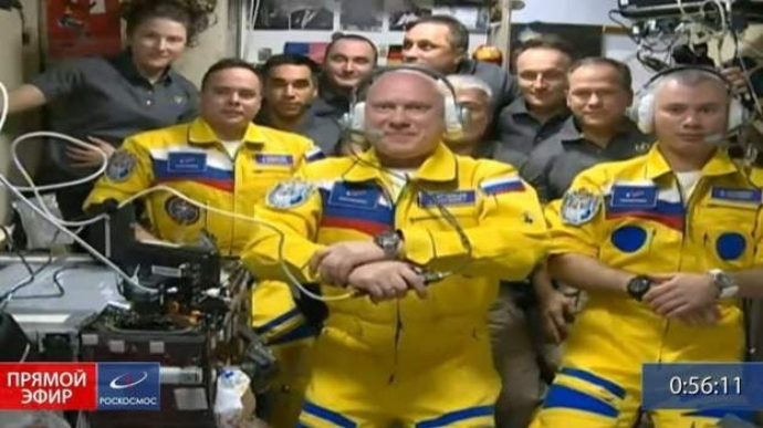 Россияне прилетели на МКС в форме цветов украинского флага