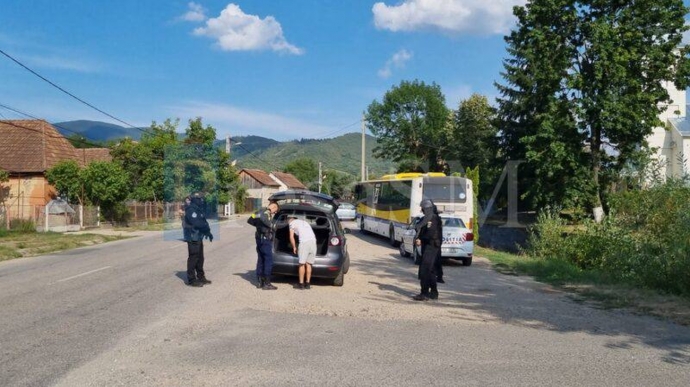 На Закарпатті троє чоловіків, намагаючись втекти в Румунію, напали на військовослужбовця