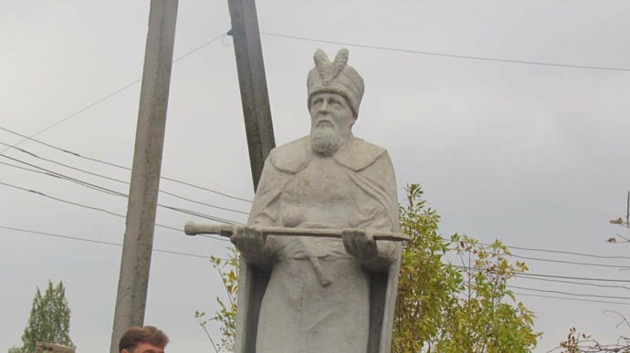 Мракобісся і регрес: під Маріуполем демонтували пам'ятник Сагайдачному, бо його ставив Азов