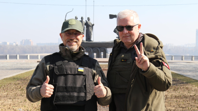 Міністр оборони Литви особисто приїхав до Києва, попри обстріли