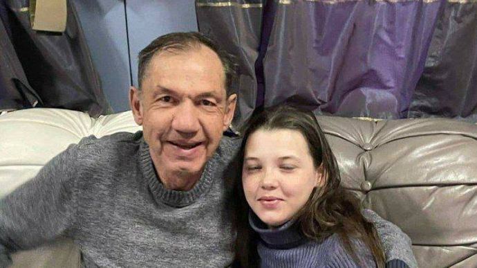 Викрадену окупантами доньку загиблого в Маріуполі чемпіона України повернули дідусеві