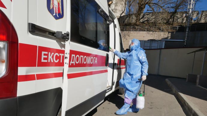 Коронавірус: в Україні знову більше 4 тисяч заражень, десятки людей померли