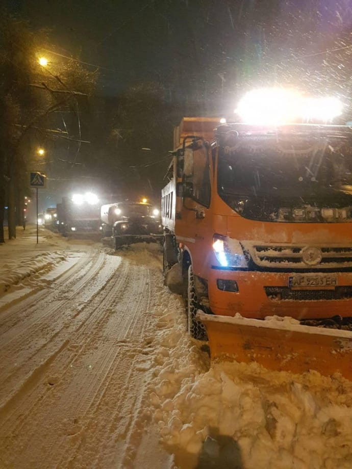Техника продолжает расчищать улицы Запорожья вечером 28 декабря