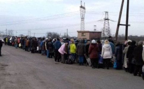 На КПВВ в Луганской и Донецкой областях за год умерли 27 человек