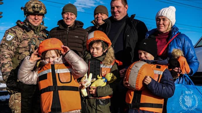 White Angel group evacuate mother and 3 children from frontline settlement – video