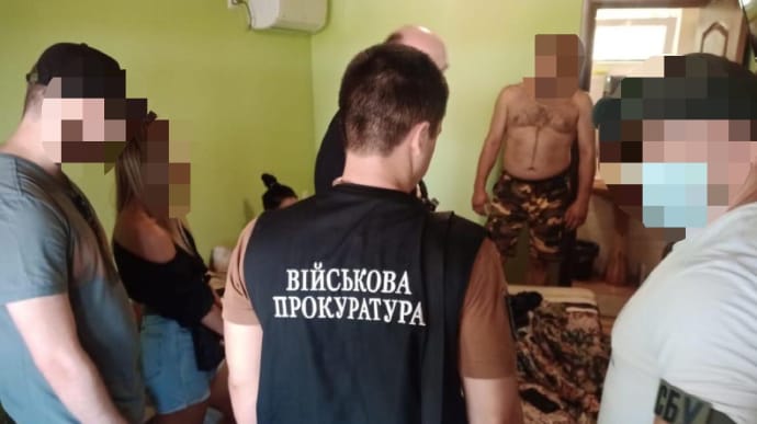 Маски для бойцов: чиновник Медсил ВСУ и сообщники требовали 1 млн отката