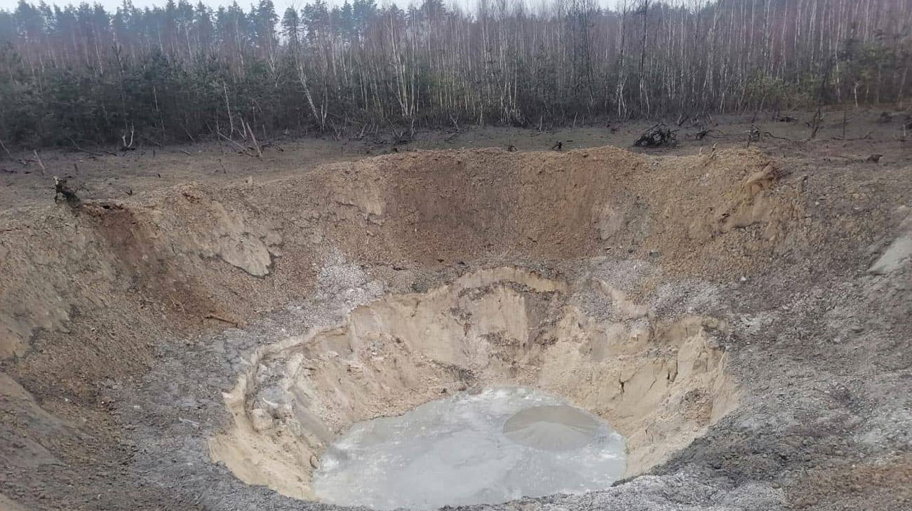 Lake-sized crater, broken windows, shattered roofs: aftermath of missile strike in Kyiv Oblast – photo