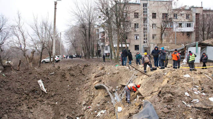 Погибшая, 45 раненых, разрушения, огромные воронки и сгоревшие авто − последствия ударов россиян по Харькову 