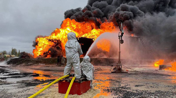 В окупованому Шахтарську знову прильоти: горить нафтобаза 