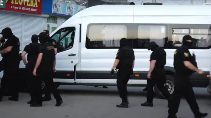 Moldovan special forces conduct search of pro-Russian bloc office ahead of elections – video