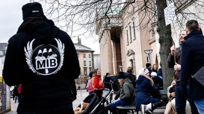 У Данії жінку відправили у в’язницю за заклики до насильства на акції коронаскептиків