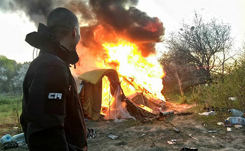 Київ: націоналісти прогнали ромів з Лисої гори й спалили їхні намети